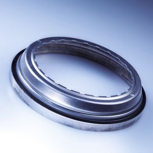 Bild 1: Ein kunststoffgebundener Magnetring in einem Aluminiumhaltering wird mit einem hochfesten Epoxidharz zum Geberringsystem verklebt.