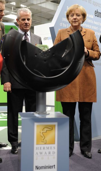 Claudio Scajola, Bundeswirtschaftsminister der Republik Italien,  und Angela Merkel bestaunen beim Eröffnungsrundgang eine Hermes-Award nominierte Innovation. (Archiv: Vogel Business Media)