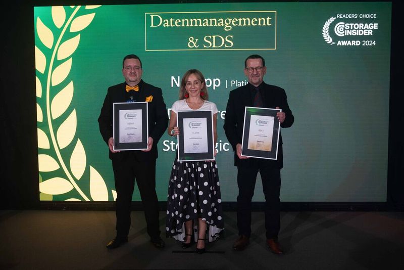 In Zeiten immer weiter anwachsender Datenmengen benötigen Unternehmen Software zur Datenverwaltung und Virtualisierung, was mit der Kategorie „Datenmanagement & Software-Defined Storage“ berücksichtigt wird. Über die erhaltenen Awards freuen sich: Tobias Pföhler (StorMagic, Silber), Begoña Jara (NetApp, Platin) und Stephan Ring (DataCore, Gold). (Bild: Manuel Emme Fotografie)