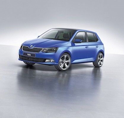 Red Dot Award 2015 - ŠKODA Fabia: Eine prägnante horizontale Linienführung bestimmt das Erscheinungsbild des neuen Škoda Fabia. Im Zusammenspiel mit der reduzierten Fahrzeughöhe und dem leicht nach hinten abfallenden Dach lassen die präzisen Linien die Silhouette kraftvoll aussehen. Die Seitenpartien sind klar und dynamisch gestaltet, die Flächen unterhalb der Heckklappenkante leicht nach innen gestellt. Die Front greift die neue Formensprache des Herstellers mit einer klaren Kühlergeometrie und kristalliner Leuchtengrafik auf. Durch die betonte Horizontale wirkt der Fabia auch innen großzügig und aufgeräumt. (Bild: Red Dot)
