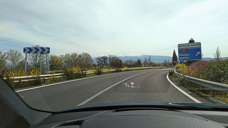 Das optionale Head-up-Display blendet die Informationen farbig in die Windschutzscheibe ein. (Bild: Thomas Günnel/Automobil Industrie)