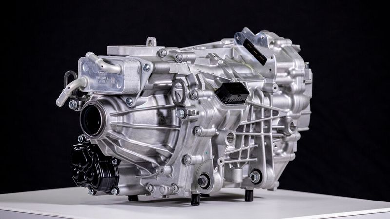 Der „Ford Performance Eluminator electric crate“-Motor stammt aus dem 2021er Mustang Mach E GT. Er ist 570 mm lang, wiegt 93 kg und bietet ein Spitzendrehmoment von 430 Nm. Die maximale Drehzahl beträgt 13.800 min-1 und die intergrierte Getriebeübersetzung 9,05:1. (Bild: Ford)