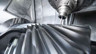 Auf der M80X Millturn mit 4500 Millimetern Spitzenweite wurde die Live-Zerspanung einer Getriebewelle gezeigt. (Bild: WFL)