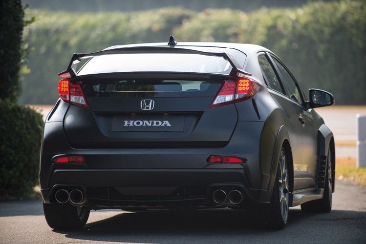 Eindrucksvoll am Type-R, der mit seiner tiefen Frontschürze, den riesig breiten Radläufen und dem mächtigen Spoiler im schwarzen Tarnlack aussieht wie Batmans Stadtwagen, ist aber nicht nur der Drang seines Triebwerks. (Foto: Honda)