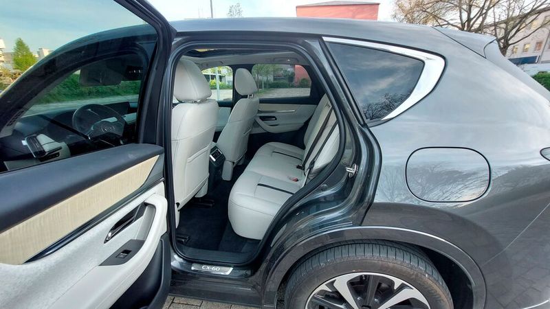 Nicht nur auf den vorderen Sitzen, sondern auch im Fond haben selbst hoch gewachsene Insassen viel Bein- und vor allem auch Kopffreiheit. Zugute kommt den Insassen auch, dass das Mittelklasse-SUV mit knapp 1,9 Metern recht breit ist. (Bild: Mauritz – VCG)