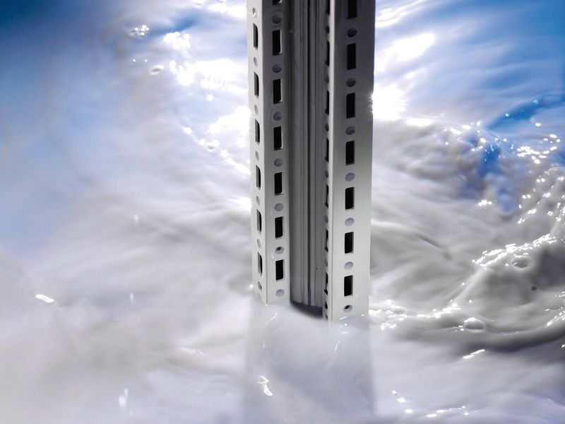 Die Elektrophorese-Tauchgrundierung mit schwermetall-, chromat- und silikonfreien Polyesterharzen auf Wasserlackbasis in RAL 7035 bewirkt eine gleichmäßige Schichtausbildung der Oberflächen, Kanten und Hohlräume. Dadurch ergibt sich eine vollständige Hohlraumversiegelung.  Die Schichtdicke beträgt etwa 20 µm. (Rittal)