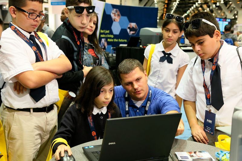 Interessenten aus der Fertigungsindustrie kommen alle zwei Jahre bei der IMTS in Chicago zusammen. (Bild: IMTS)