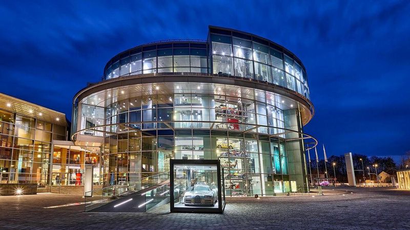 Das Audi Museum Mobile wurde am 15. Dezember 2000 eröffnet. Es ist Teil des Audi Forum Ingolstadt, einem rund 77.000 Quadratmeter großen Gelände, das neben dem Museum ein Kundencenter, Tagungsräume, wechselnde Ausstellungen, gastronomische Einrichtungen und ein Programmkino beherbergt. Jährlich hat das Forum rund 400.000 Besucher. (Bild: Audi AG)