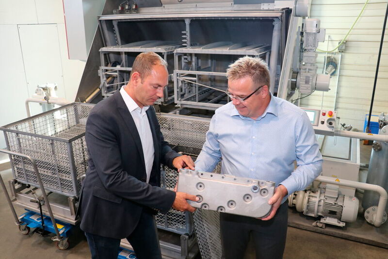 MGH-Qualitätsmanager Dietmar Heinz (rechts) und Pero-Vertriebsingenieur Thomas Schwarz haben das Reinigungsergebnis geprüft und sind damit zufrieden. (Pero)
