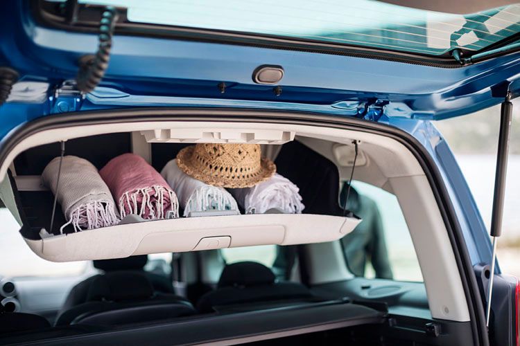 Clever gelöst: Der Berlingo verfügt über viele Ablagemöglichkeiten. Hier eine, die guten Zugriff auf deponierte Liegedecken bietet. (Bild:Citroen)