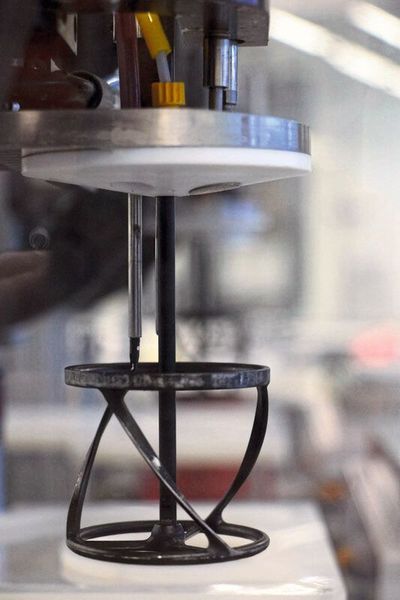 Komplexe Bauteile wie Spiralrührer lassen sich materialsparend und kostengünstig mit 3D-Druck in Edelstahl fertigen – als Prototyp, aber auch als Endbauteil. (Bild: Labman)