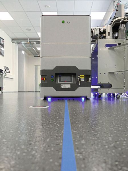 SEW-Eurodrive lieferte für die Lernfabrik ein fahrerloses Transportfahrzeug (FTF). (Bild: SEW-Eurodrive GmbH & Co KG)