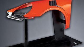 Lieferfertiger Kotflügel mit Lampentopf und Radhausbelüftung für Porsche. Hufschmied-Werkzeuge und die Expertise von ubc sorgen für eine wirtschaftliche Fertigung dieser Premiumteile. (Bild: ubc)