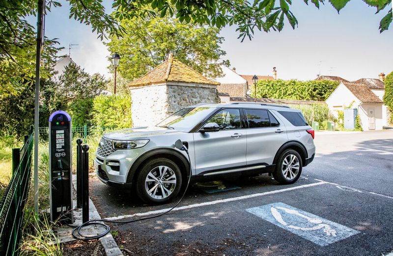 Um die Dimensionen nicht in übertrieben hohen Verbrauch ausarten zu lassen, wird es den Explorer in Europa ausschließlich als Plug-in-Hybriden geben. (Bild: Bernard Rouffignac/Ford)