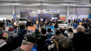 Der Besucherandrang bei der ersten Nordic Motor Show in Neumünster war groß. Insbesondere das Gespräch mit den Autodoktoren lockte die Zuschauer an. (Bild: Eva Biederbeck)