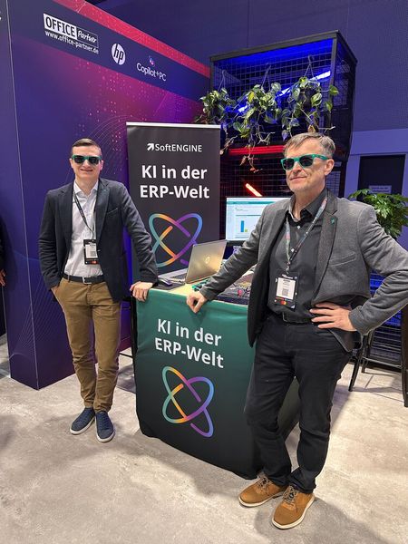 Schauen sich (l.) Sascha Rab und Norbert Schweinzer (SoftEngine) gerade einen Film an? (Bild: Vogel IT-Medien GmbH)