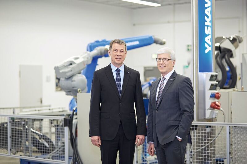 In der Geschäftsführung der Yaskawa Europe GmbH folgt Bruno Schnekenburger (links), bisher COO, als President & CEO auf Manfred Stern. (Steffe Matthes/Yaskawa)
