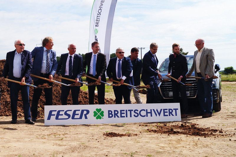 Jetzt geht es los: Spatenstich für den Neubau in Burgoberbach. (Feser Graf)