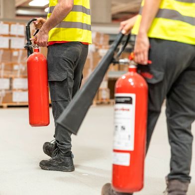 Regelmäßige Brandschutzschulungen sind in Logistikbetrieben unverzichtbar. Nur gut ausgebildete Mitarbeiter können im Ernstfall auch richtig reagieren. (Bild: © Dejan - stock.adobe.com)