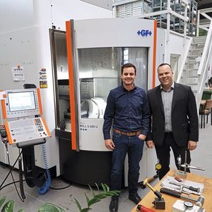 Bastian Schuster (l.), Geschäftsführer von GHD, und Andreas Geinzer, Vertriebsingenieur bei GF Machining Solutions, vor der neuen Mikron Mill S 600 U.