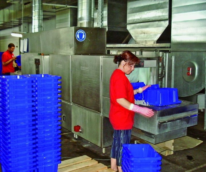 Mit derzeit sieben Waschanlagen reinigt Schäflein allein am Standort Schweinfurt jährlich über 5 Mio. Behälter, Deckel, Trays und Blister. (Archiv: Vogel Business Media)