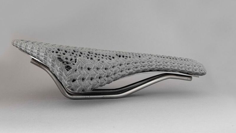 Voxeljet (Halle 12.1, Stand E11): Die TPU-Bauteile kommen beispielsweise zur Polsterung von Satteln zum Einsatz. (Bild: Voxeljet)