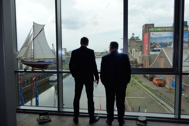 (l.) Olaf Sepold und Rüdiger Fanenbruck, OKI, philosophieren, wohin die Reise der Printer wohl gehen wird. (Bild: IT-BUSINESS)