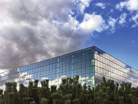 Bei Gebäuden mit großen Glasfronten ermöglicht die Ausstattung mit elektro- oder thermochromen Fenstern Energieeeinsparungen von bis zu 70 Prozent bei Heizung und Kühlung. Bei Gebäuden mit großen Glasfronten ermöglicht die Ausstattung mit elektro- oder thermochromen Fenstern Energieeeinsparungen von bis zu 70 Prozent bei Heizung und Kühlung.