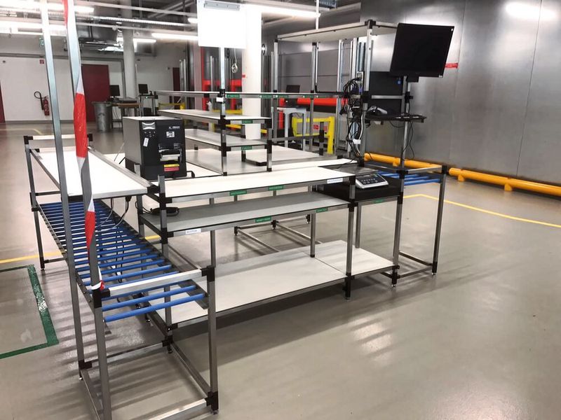 Packing station pour l'emballage final de composants pour une entreprise active dans le secteur médical. (Source : PMF-System)