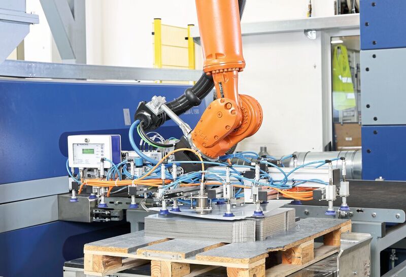 Der Kuka-Roboter bestückt die Werkzeugmaschine. (Kuka)