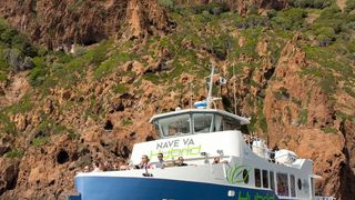 Dank des Hybridantriebs können 135 Passagiere Korsikas Naturschutzgebiet Scandola mit der Fähre erkunden, ohne dass es zu einem Ausstoß von CO2-Emissionen käme. Durch den Einsatz von Batterien entfallen zudem die Lärmemissionen, die sonst von Verbrennungsmotoren ausgehen. (Leroy-Somer)