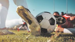 Eine Grätsche kommt immer unerwartet und kann alles zu Fall bringen. Das gilt auch, wenn der Datenschutz beim Ausgleichsanspruch ins Spiel kommt. (Bild: Allistair/peopleimages.com - adobe.stock.com)