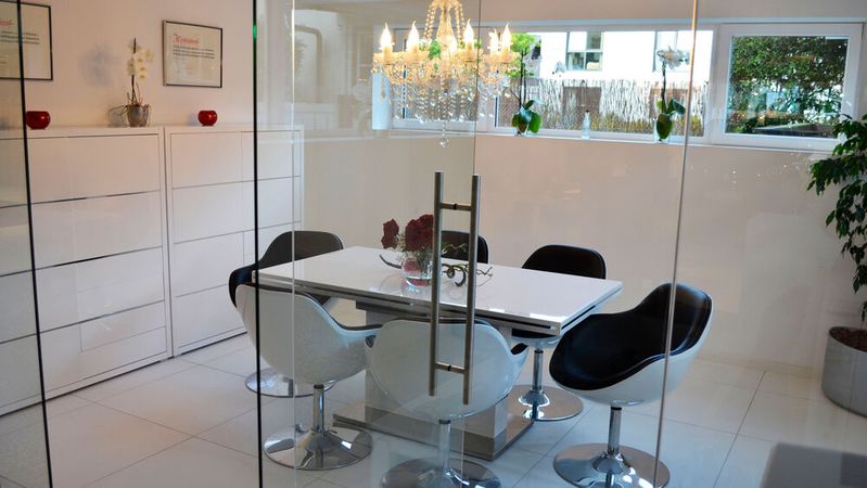 Die Inneneinrichtung des Autohauses Bernegger ist seit jeher geprägt durch Liebe zum Detail. (Bild:  Rehberg/VCG)