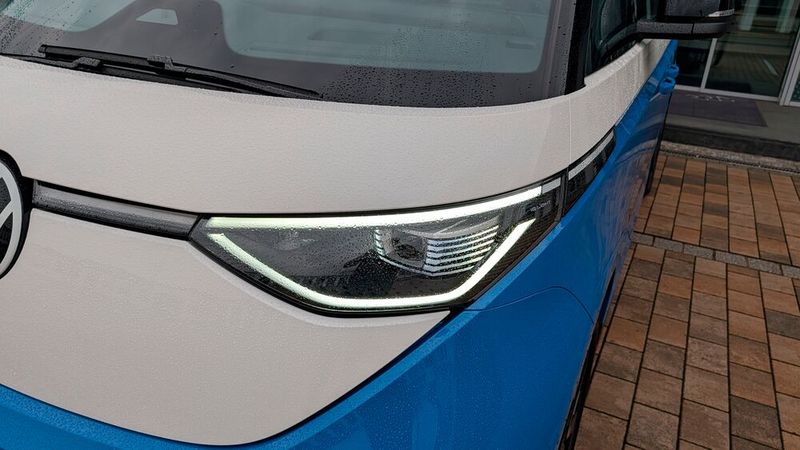 Bei der Scheinwerferform hat sich VW für eine moderne Gestaltung entschieden, ohne Ankläge an die schlichten Rundscheinwerfer der Vor-Vorgänger. Von der Lichtstärke und den zahlreichen Funktionen des aktuellen IQ Lights konnten diese aber auch nur träumen. (Bild: Rosenow – VCG)
