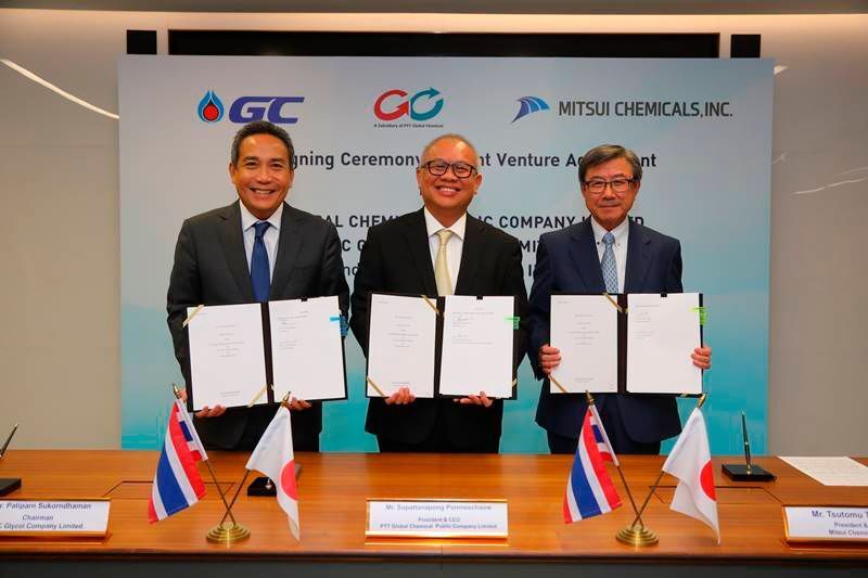 Supattanapong Punmeechaow, President & CEO of PTT Global Chemical; Patiparn Sukorndhaman, Chairman of the Board of Directors of Tocgc; and Tsutomu Tannowa, President & CEO, Mitsui Chemicals sign the joint venture agreements.  (PTT Global Chemical)