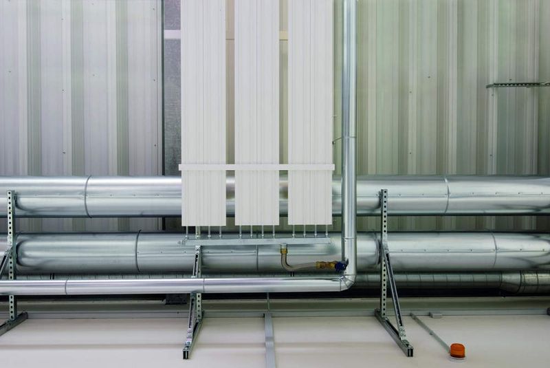 Das Detailmotiv zeigt den hydraulischen Anschluss und Auflageschiene der Zip-Deckenstrahlplatten. Bild: Zehnder (Archiv: Vogel Business Media)