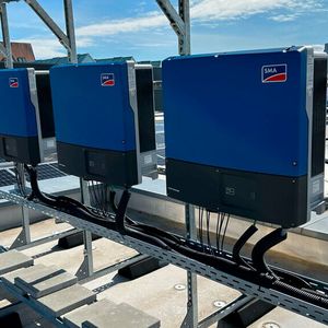 Im Zuge einer Nachhaltigkeitsstrategie stattet Motor Nützel derzeit verschiedene Autohäuser der Gruppe mit Photovoltaik-Anlagen aus.(Bild:  Motor Nützel)