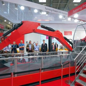 Live auf der bauma: Ein mit LSC+ ausgerüsteter Bagger-Demonstrator arbeitet je nach Aufgabenstellung und Fahrerwunsch lastfühlig oder lastunabhängig.