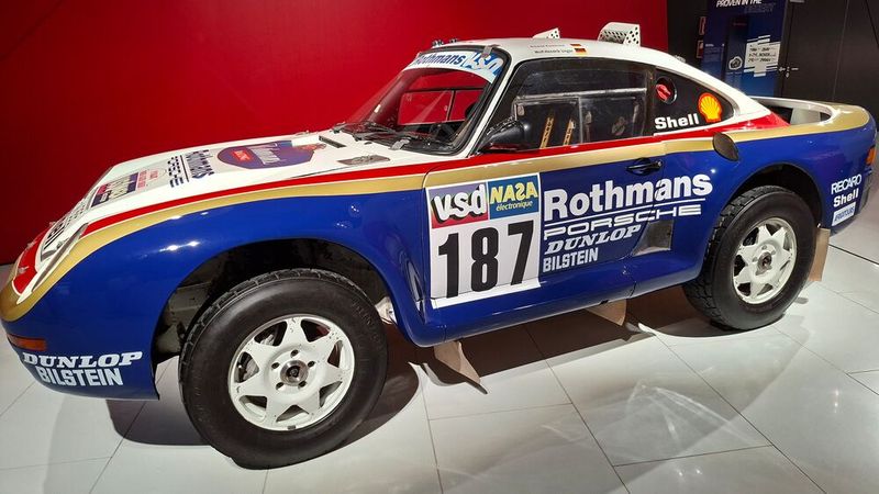 Weil Porsche nach mehreren Siegen beim 24-Stunden-Rennen von Le Mans auch im Rallyesport Erfolge vorweisen wollte, entstand 1982 das 959-Rallye-Projekt, das aus dem 911 SC nach dem damals aktuellen Gruppe-B-Reglement der FIA entwickelt wurde.  (Bild: Dominsky – VCG)