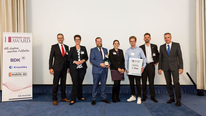 ... dem Meerbuscher Autohaus Nauen zum 7. Platz gratuliert. Beeindruckt war die Jury vor allem von den Social-Media-Aktivitäten des Familienunternehmens.  (Stefan Bausewein)