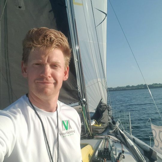 (Max Gurgel, der mehrfache deutsche Meister, Europa- und Vize-Weltmeister versteht es, die bestmöglichen Potenziale der unterschiedlichsten Yachten auszuloten. Quelle: Vmax Yachting)