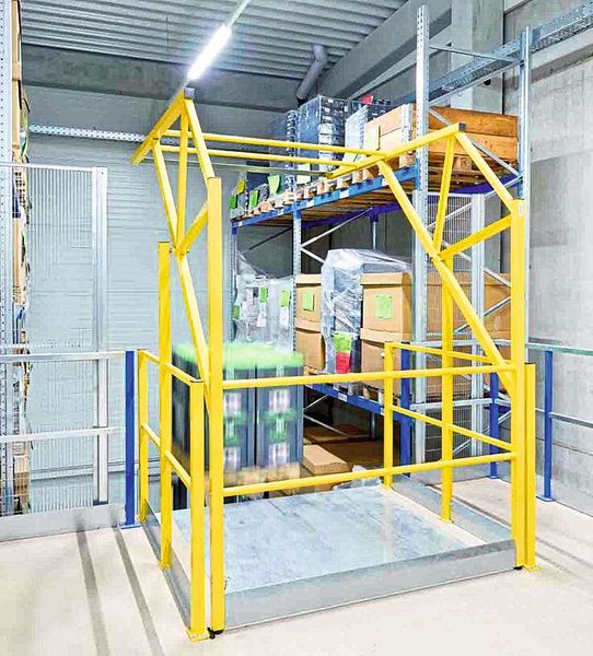 Über drei Palettenübergabeplätze werden Waren vom Erdgeschoss auf den oberen Bereich der Stahlbaubühne und zurück befördert. Sie sind so konstruiert, dass diese Bereiche der Anlage immer geschlossen sind, unabhängig davon, in welcher Position und zu welcher Seite der Übergabeplatz gerade gerichtet ist. (Bild: Bito-Lagertechnik)
