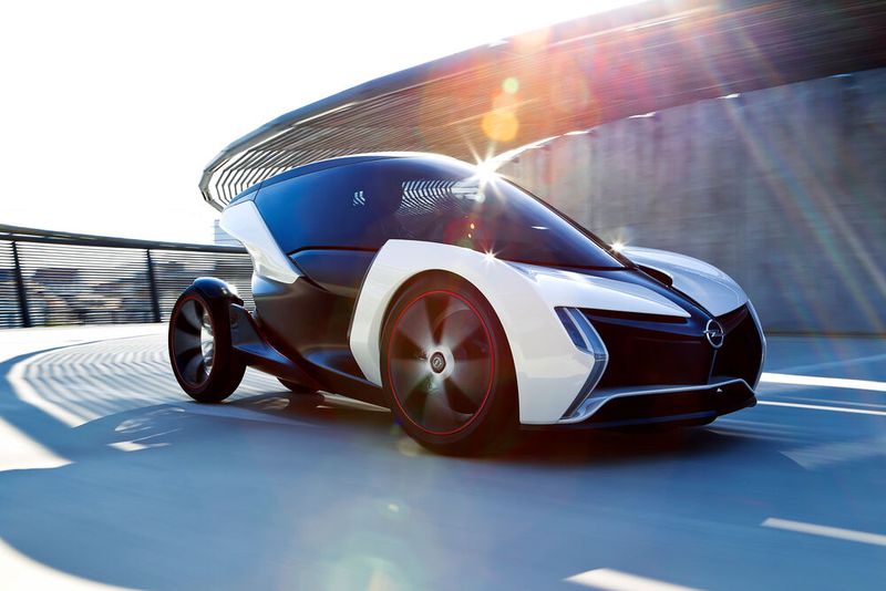 Den batteriebetriebenen Tandem-Zweisitzer RAK-e stellte Opel 2011 vor. Die Studie sollte bewusst an ein Velomobil erinnern, sie wog laut Opel nur 380 kg. Das aerodynamisch optimierte E-Mobil hatte an der Vorderachse zwei Räder mit breiterer Spur, als Antrieb dienten eng montierte Doppelhinterräder. (Bild: Opel)