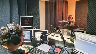 Timo Gerstel (l.) moderiert seit Kurzem den Autohaus-Podcast „Gerstel Talk“ aus dem eigenen Studio. (Bild: Autohaus Gerstel)