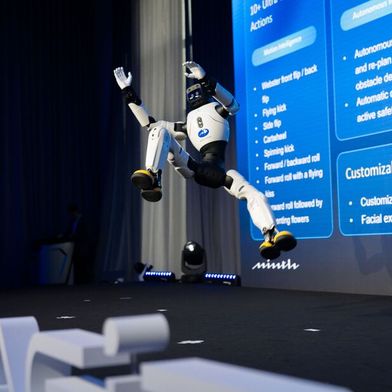 Einen dynamischen Auftritt legten die Humanoiden bei der Vorstellung von Agibot und Mith auf die Bühne (Bild: Agibot/Minth)