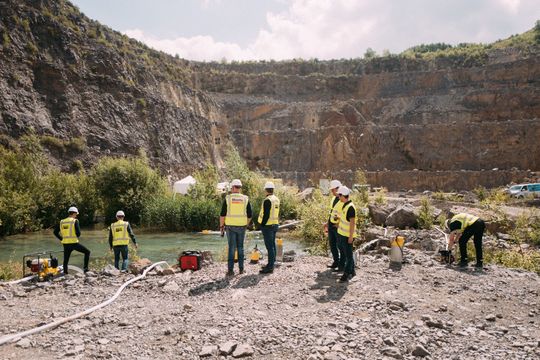 (Im Steinbruch präsentierte Atlas Copco Entwässerungslösungen für unterschiedliche Fördervolumina und Anforderungen. Die Modelle reichten von der kleinen tragbaren Motorpumpe bis hin zur aktuell größten Entwässerungspumpe im Programm, der PAS 300. (Bild: Atlas Copco))