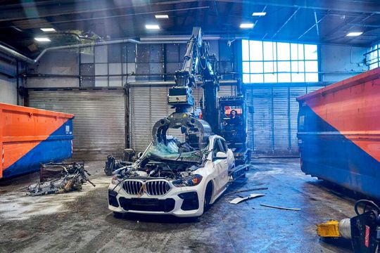 Die BMW Group will das Recycling von Altfahrzeugen auf ein neues Level heben. Dazu kooperieren die Bayern jetzt mit Prezero, einem Spezialisten für Recyclingprozesse. Ein Hauptanliegen sei, die Lieferketten der europäischen Autoindustrie stabiler zu machen ... (Bild:  BMW Group)