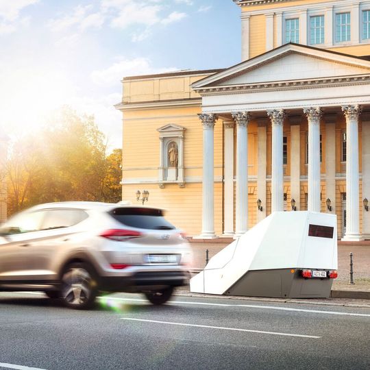 Weniger Verkehr verleitet so manchen Autofahrer offenbar zum Spiel mit dem Gaspedal: Der Bundesverband Verkehrssicherheitstechnik fordert vor dem Hintergrund der Corona-Krise verstärkt Geschwindigkeitskontrollen.(Bild:  Vitronic)