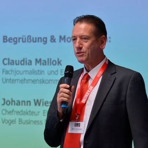 EP-Chefredakteur Johann Wiesböck begrüßt die Teilnehmerinnen und Teilnehmer.(Bild:  Johannes Untch/Vogel Business Media)