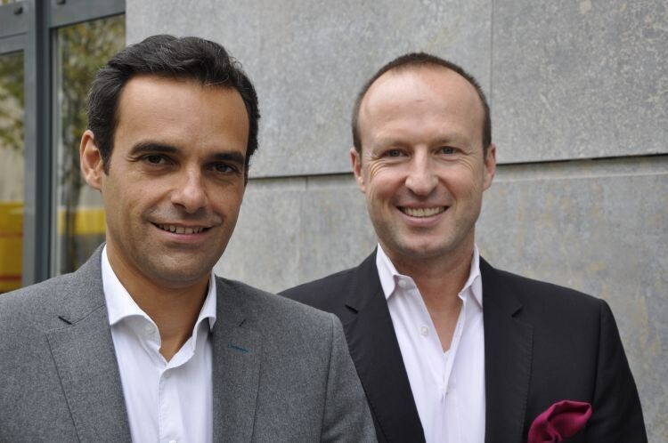 Alberto Sanz de Lama (li.) und André Stark, Geschäftsführer Autoscout 24, sind sich einig: „Wir tun mehr – so lautet das Motto unseres Unternehmens. Wir wollen uns durch neue Funktionalitäten und Angebote auszeichnen.“ (Foto: Richter)